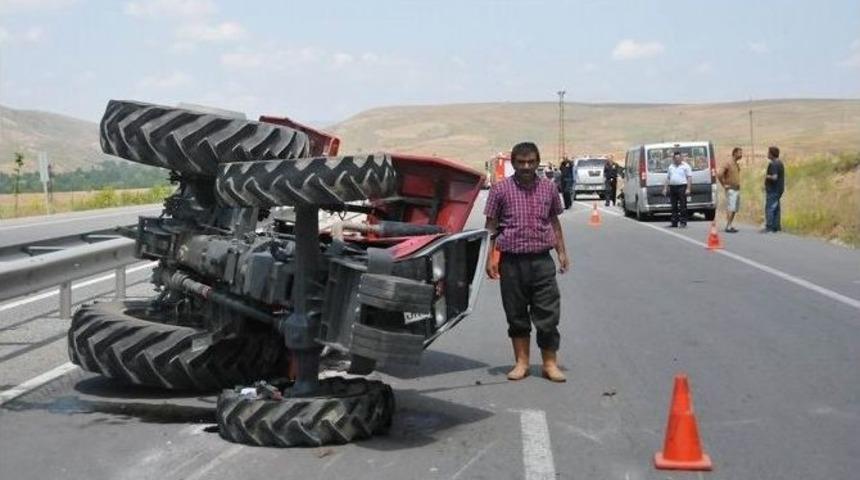 Sivas&rsquo;ta Askeri Ara&ccedil; İle Trakt&ouml;r Kaza Yaptı: 4 Yaralı