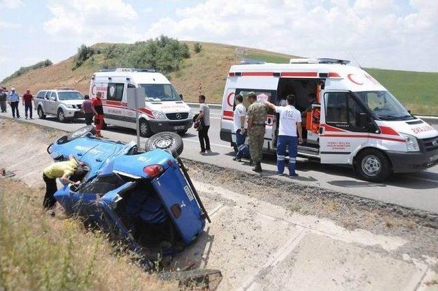 Sivas’ta Askeri Araç İle Traktör Kaza Yaptı: 4 Yaralı