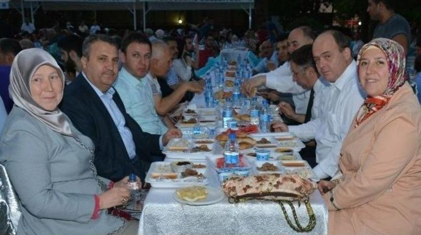 Yunusemre Belediyesi İftar Sofrasında Buluştu