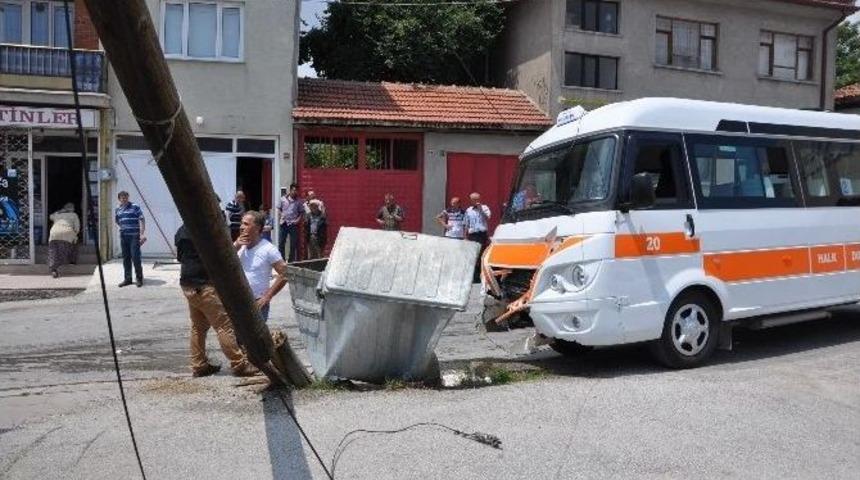 Boz&uuml;y&uuml;k&rsquo;te Dolmuş Kazası, 5 Yaralı