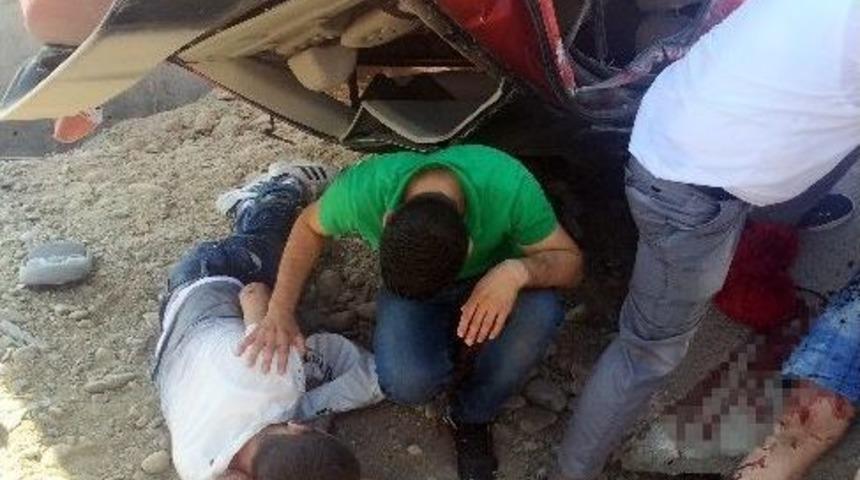 Batman&rsquo;da Minib&uuml;s İle Otomobil &Ccedil;arpıştı: 3 Yaralı