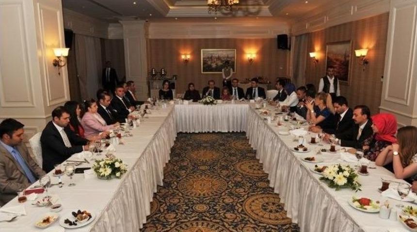 Vali Taşyapan Vali Yardımcısı Ve Kaymakamlarla İftarda Bir Araya Geldi