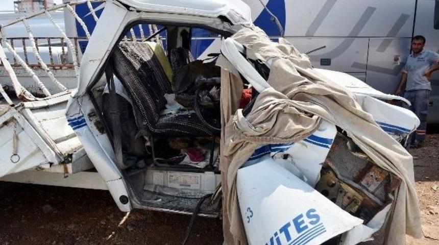 Mersin&rsquo;de Trafik Kazası: 2 &Ouml;l&uuml;, 2 Yaralı