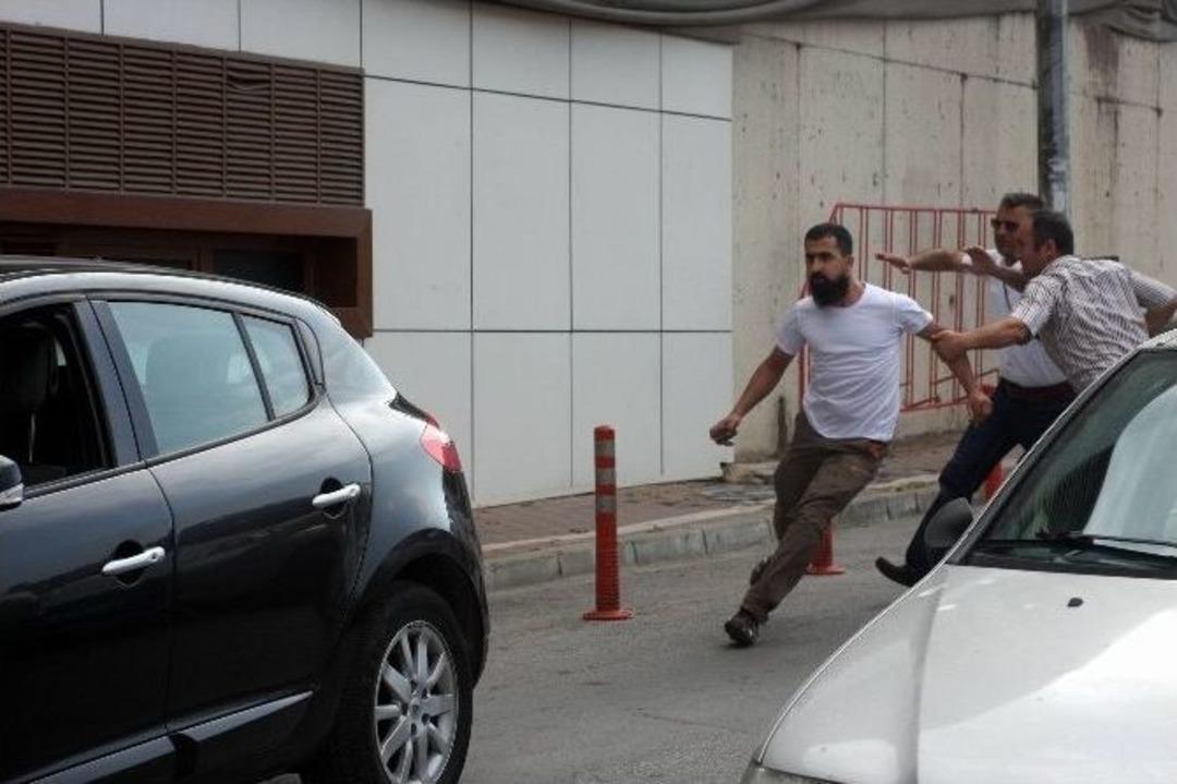 Bursa&rsquo;da Lgbt&rsquo;lilere Taşlı Saldırı Kameralara B&ouml;yle Yansıdı