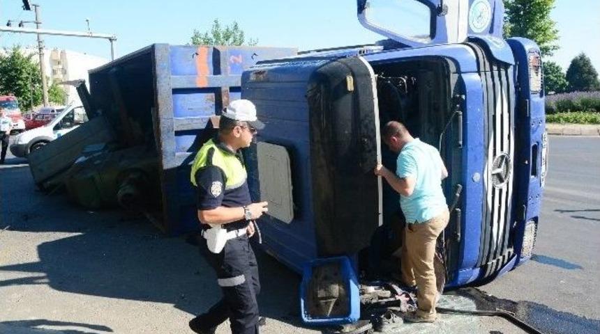 Işıklı Kavşakta Kamyon Devrildi