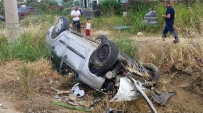 Yoldan &Ccedil;ıkan Otomobil Şarampole Devrildi