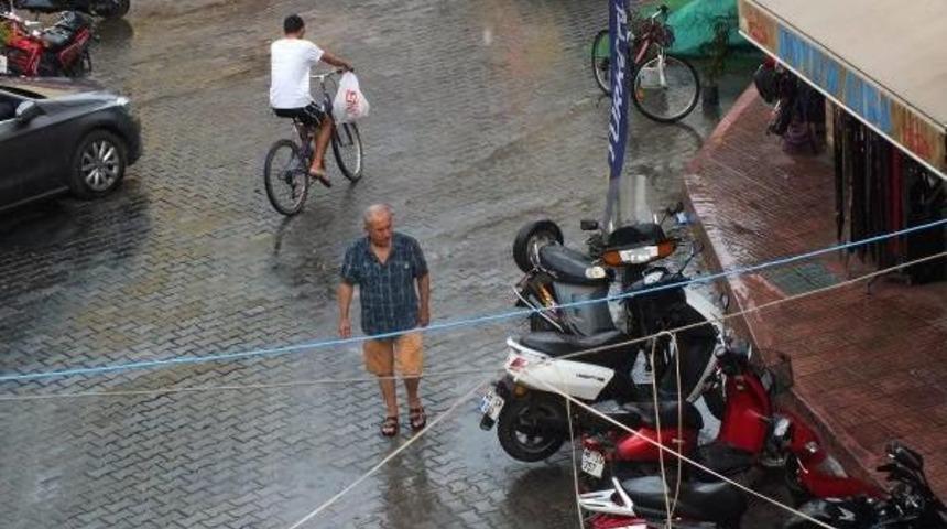 Marmaris'te 10 Dakikalık Serinleten Yağmur