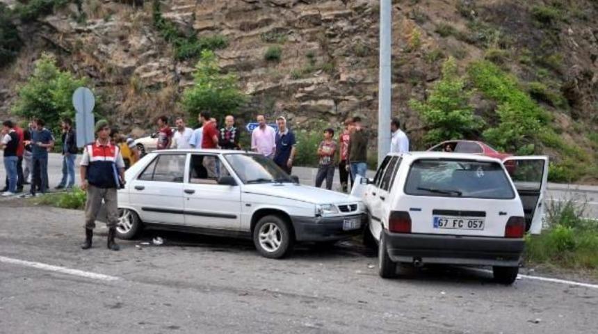 Zonguldak&rsquo;Ta Iki Otomobil &Ccedil;arpıştı: 7 Yaralı