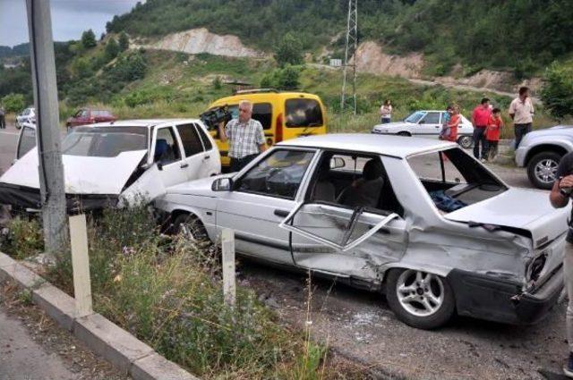 Zonguldak’Ta Iki Otomobil Çarpıştı: 7 Yaralı