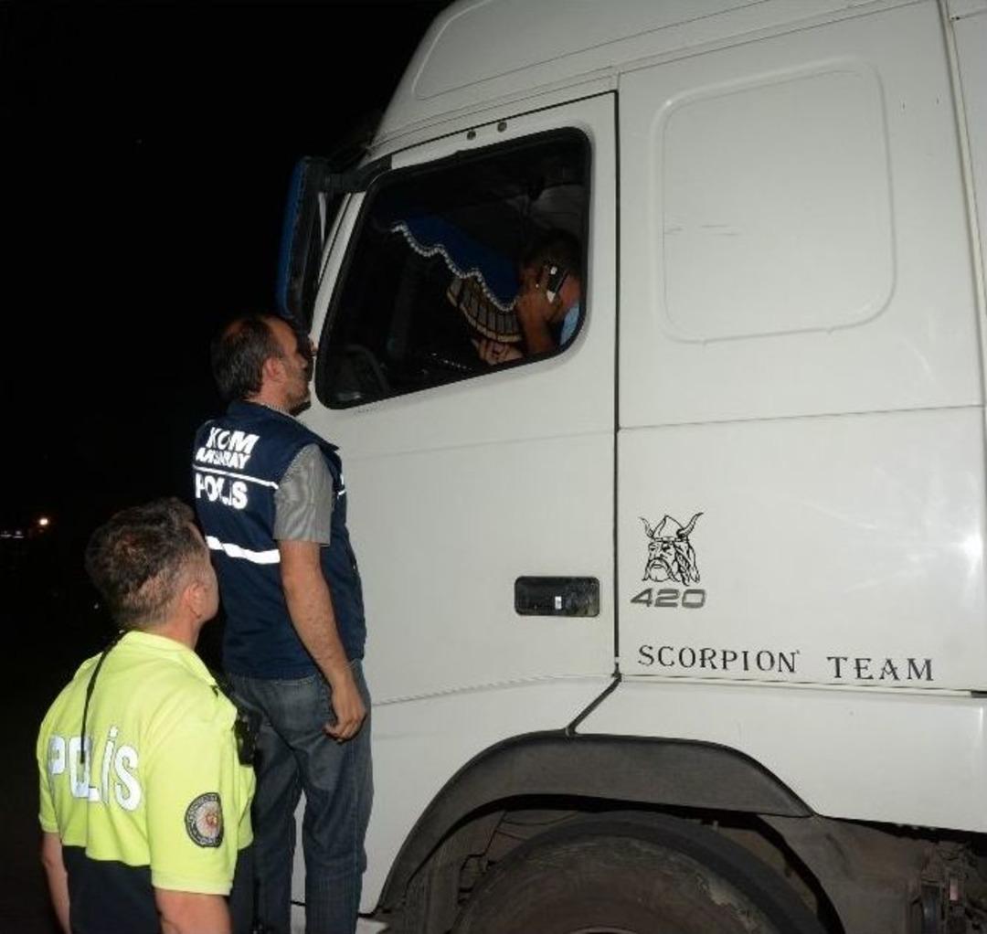 Kazakistanlı S&uuml;r&uuml;c&uuml; Kendini Tır&rsquo;a Kilitledi