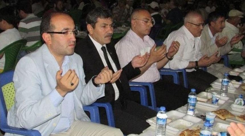 Afyonkarhisar Milletvekili Halil &Uuml;r&uuml;n, Sandıklı&rsquo;da Mahalle İftarına Katıldı