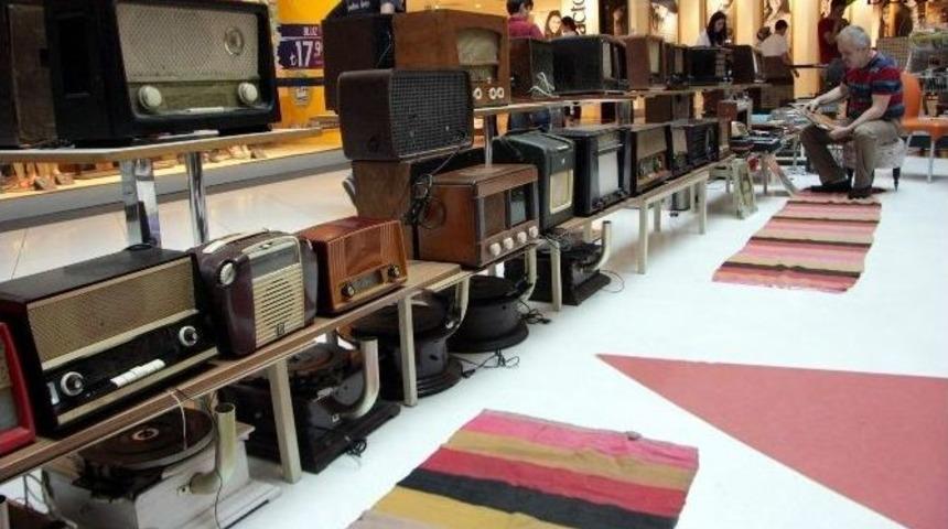 (&ouml;zel Haber) Bursa&rsquo;da Şarkılar 100 Yıllık Radyolardan &Ccedil;ıkıyor