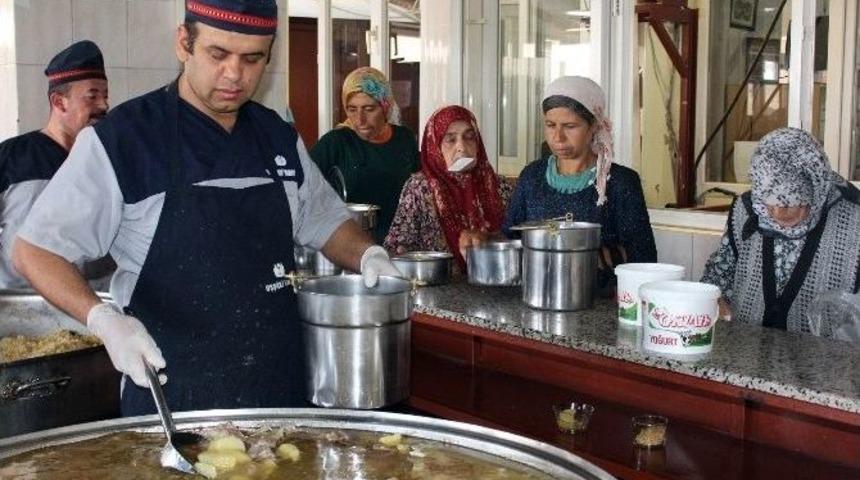 Uşşaki Vakfından G&uuml;nl&uuml;k Yemek Ve Gıda Yardımı