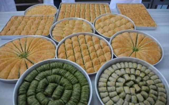 Gaziantep’Te Baklavacıların Bayram Mesaisi