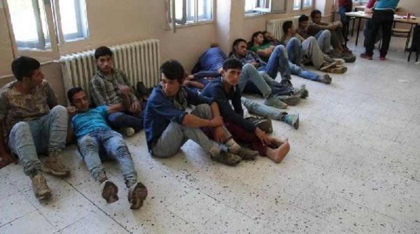 Başkale'de 21 Ka&ccedil;ak Yakalandı