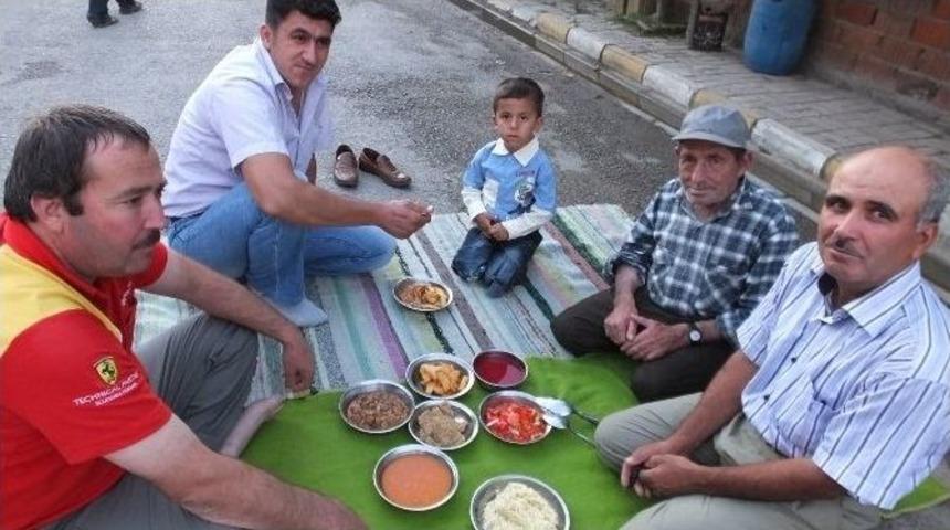 Burhaniye&rsquo;de Toplu İftar Geleneğini Devam Ettiriyorlar
