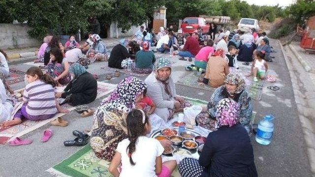 Burhaniye’de Toplu İftar Geleneğini Devam Ettiriyorlar