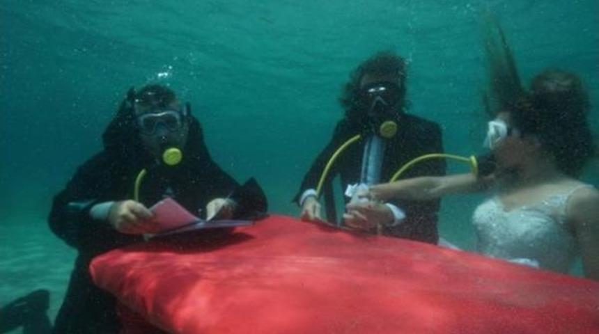 Nikahları Sualtında Kıyıldı