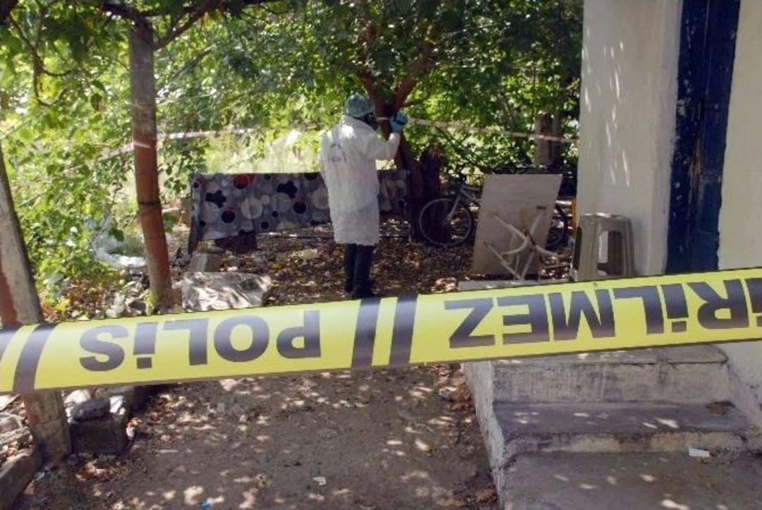 Evinde &Ccedil;&uuml;r&uuml;m&uuml;ş Halde Bulundu