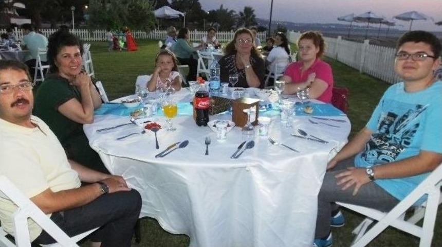 Burhaniye&rsquo;de &Ouml;ğretmenler Eğitim Bir Sen İftarında Bir Araya Geldi