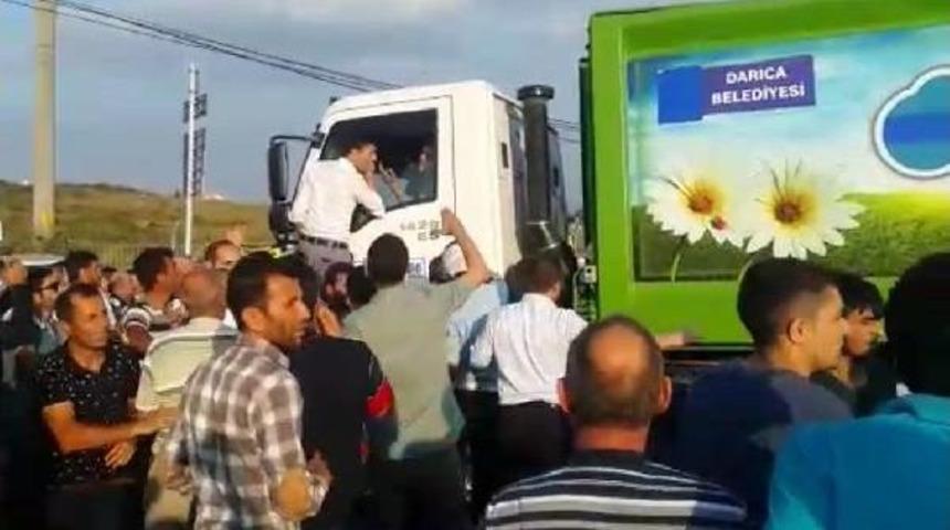 &Ccedil;&ouml;p Kokusundan Rahatsız Olan Mahalle Sakinleri Yol Kapattı