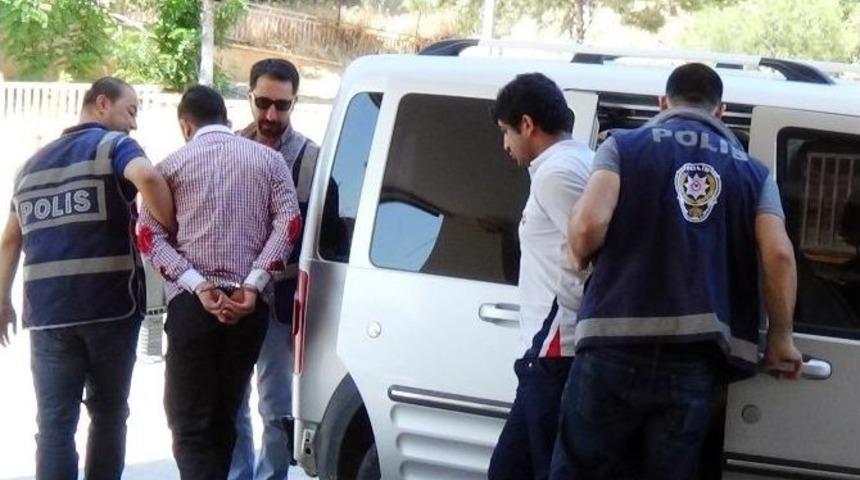 Polis, Kendisini Savcı Olarak Tanıtan 2 Kişiyi G&ouml;zaltına Aldı