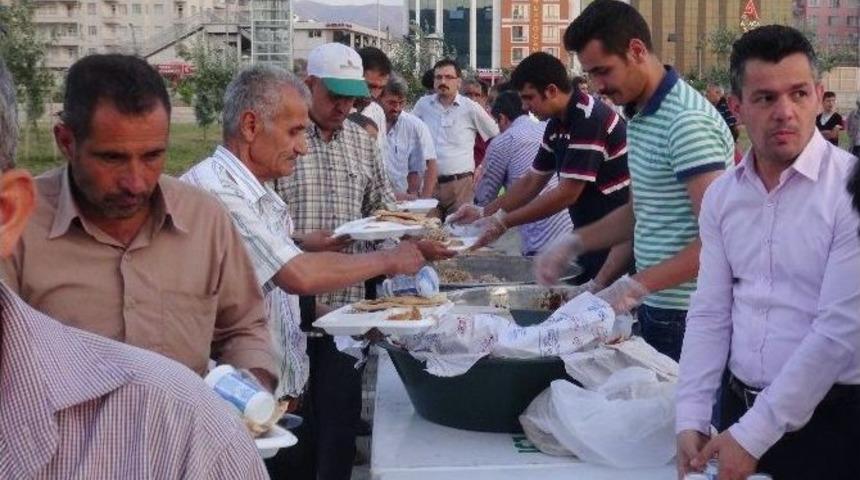 Malatya Devlet Hastanesi &Ouml;n&uuml;nde Her G&uuml;n 800 Kişi İftar Ediyor