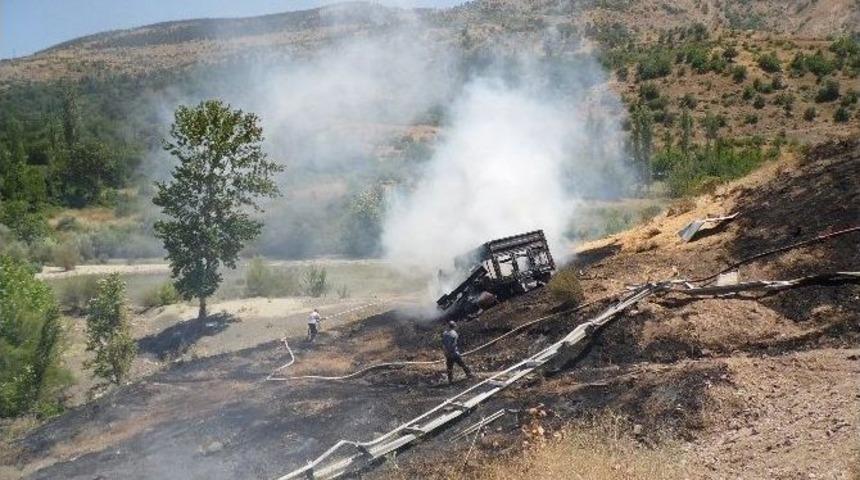 Şarampole Yuvarlanan Kamyon K&uuml;l Oldu: 2 Yaralı