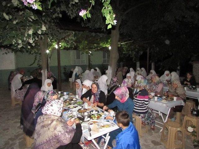 Köy Cami Gençleri Sahur Yemeği Düzenledi