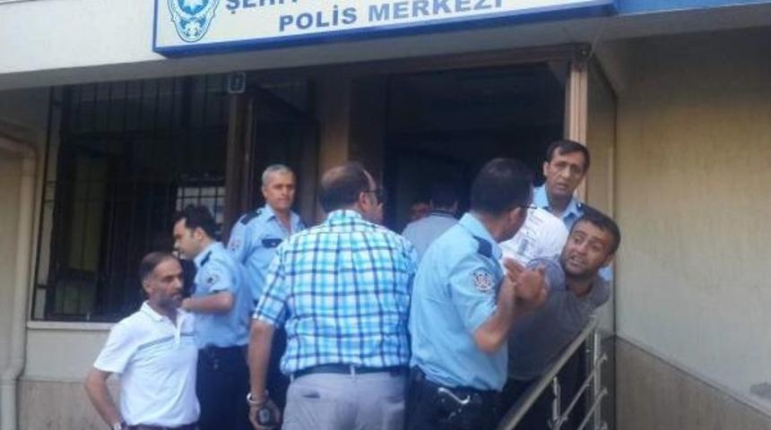 Yakınlarının G&ouml;zaltına Alındığını Zannederek Polise Saldırdılar