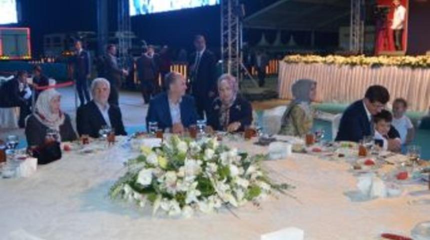 Davutoğlu, Şehit Kiraz&rsquo;ın Ailesi İle Aynı Masada Orucunu A&ccedil;tı