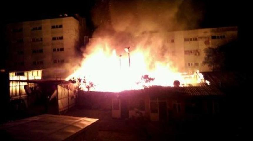 Bah&ccedil;elievler'de Korkutan Yangın...