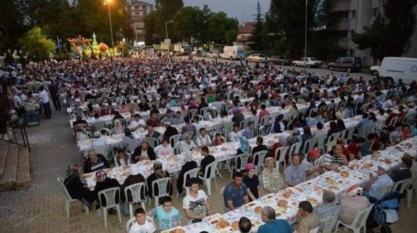 Bilecik Cumhuriyet Meydanında İftar Coşkusu