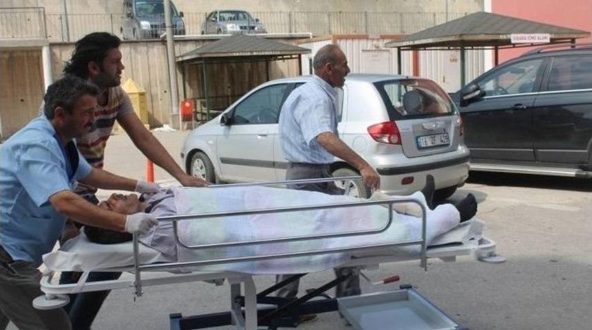 Yolda Y&uuml;r&uuml;yen Vatandaşın Kafasına Elektrik Direği D&uuml;şt&uuml;