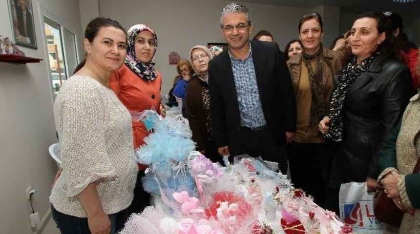 Karşıyakalı Kadınlar Hem &Uuml;retiyor, Hem Satıyor