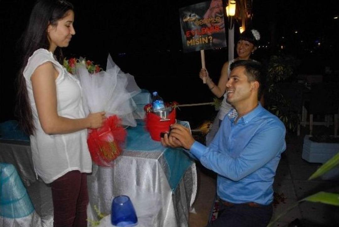 Fethiye&rsquo;de Havai Fişekli Evlenme Teklifi