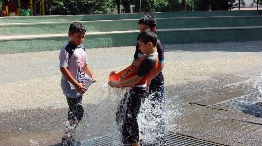 Sıcaktan Bunalan &Ccedil;ocuklar S&uuml;s Havuzlarına Akın Etti