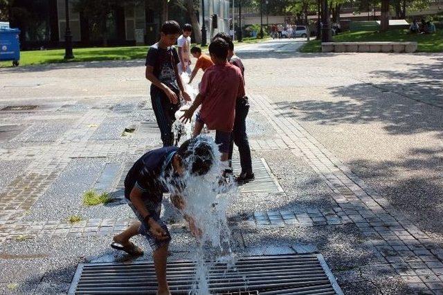 Sıcaktan Bunalan Çocuklar Süs Havuzlarına Akın Etti