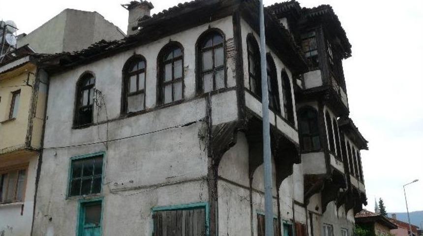 Tarihi K&uuml;pl&uuml; K&ouml;y&uuml; Evlerinin Hali İ&ccedil;ler Acısı