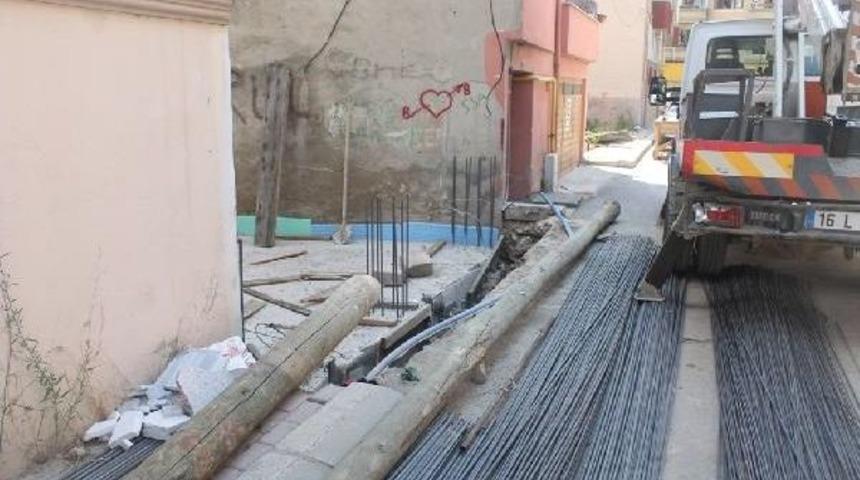 Elektrik Direği &Uuml;zerine Devrildi, Yaralandı