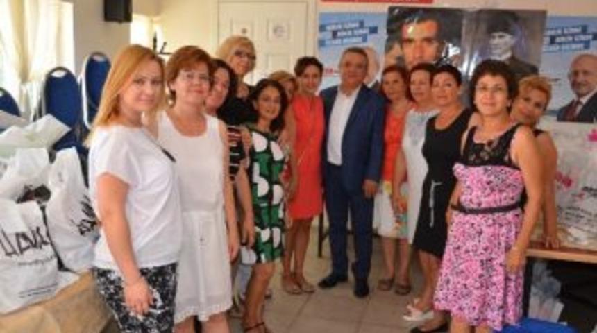 Kuşadası Chp&rsquo;den 200 &Ccedil;ocuğa Bayramlık Kıyafet