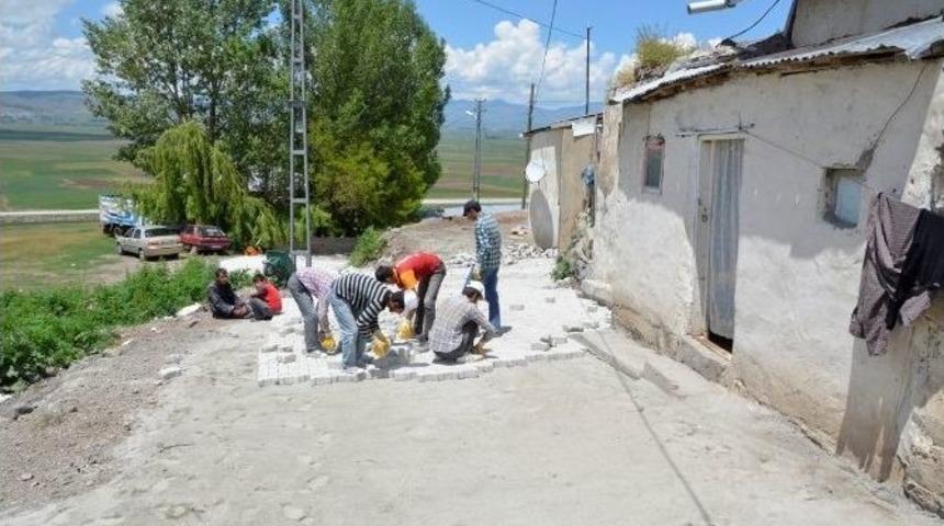 Paland&ouml;ken Belediyesin Den Tepe K&ouml;y&uuml;ne Ve B&ouml;rekli K&ouml;y&uuml;ne Kilit Taşı