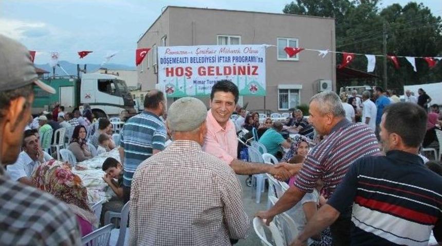 D&ouml;şemealtı Belediyesi&rsquo;nin İftar Sofralarına Rekor Katılım