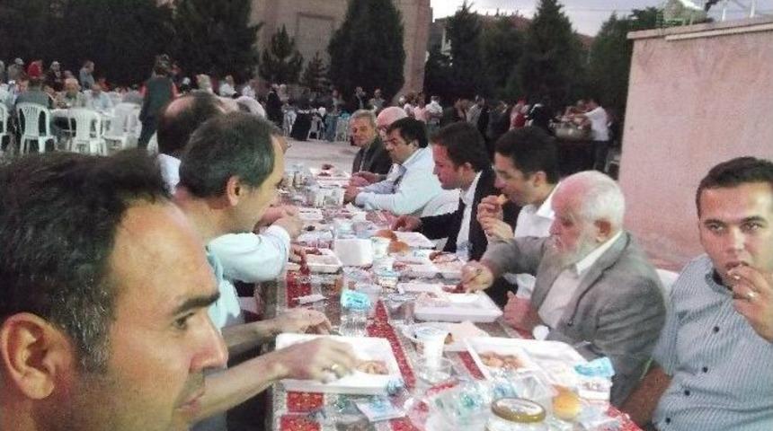 G&uuml;ny&uuml;z&uuml;l&uuml;lerden Bin 300 Kişilik Dev İftar Yemeği