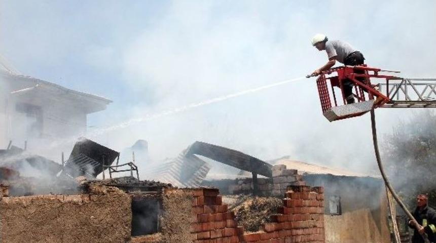 Elazığ&rsquo;da Korkutan Yangın