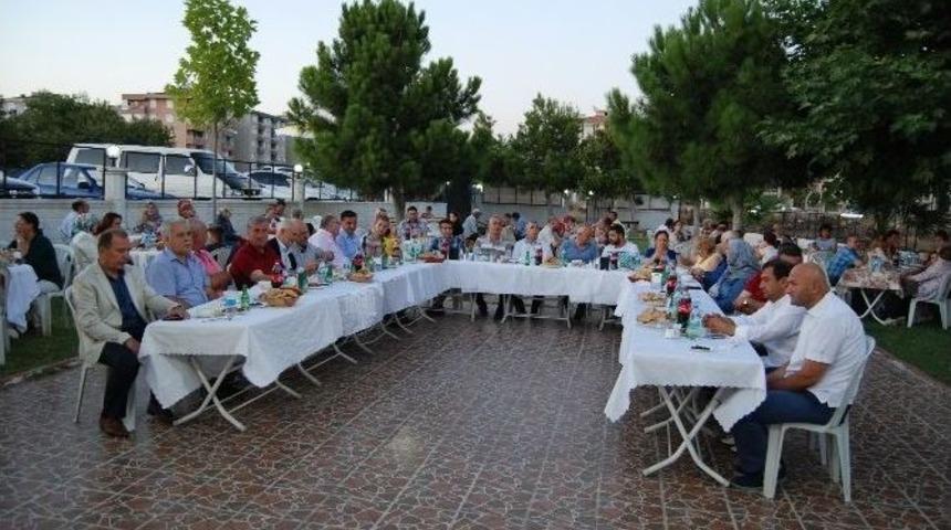 Lokantacılar Odası &Uuml;yelerine İftar Yemeği Verdi