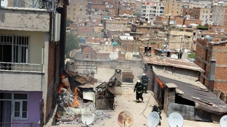 Diyarbakır&rsquo;da &Ccedil;ıkan Yangında İki Ev K&uuml;l Oldu