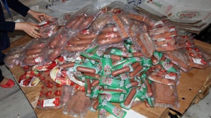 (&ouml;zel Haber) Fabrikada, Tarihi Ge&ccedil;miş, K&uuml;flenmiş Tonlarca Sosis Ve Sucuk Ele Ge&ccedil;irildi