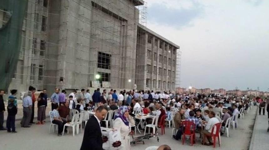 Kur&rsquo;an Kursu İnşaatı &Ouml;n&uuml;nde İftar Yemeği