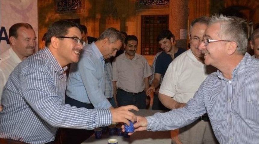 Arın&ccedil;, Teravih &Ccedil;ıkışında Cemaate Limonata İkram Etti